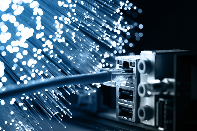 Un arrière plan de fibre optique avec un câble Ethernet