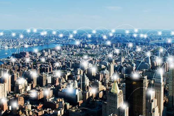 Réseau sans fil sur la ville représenté par des arcs de lumière blanche.